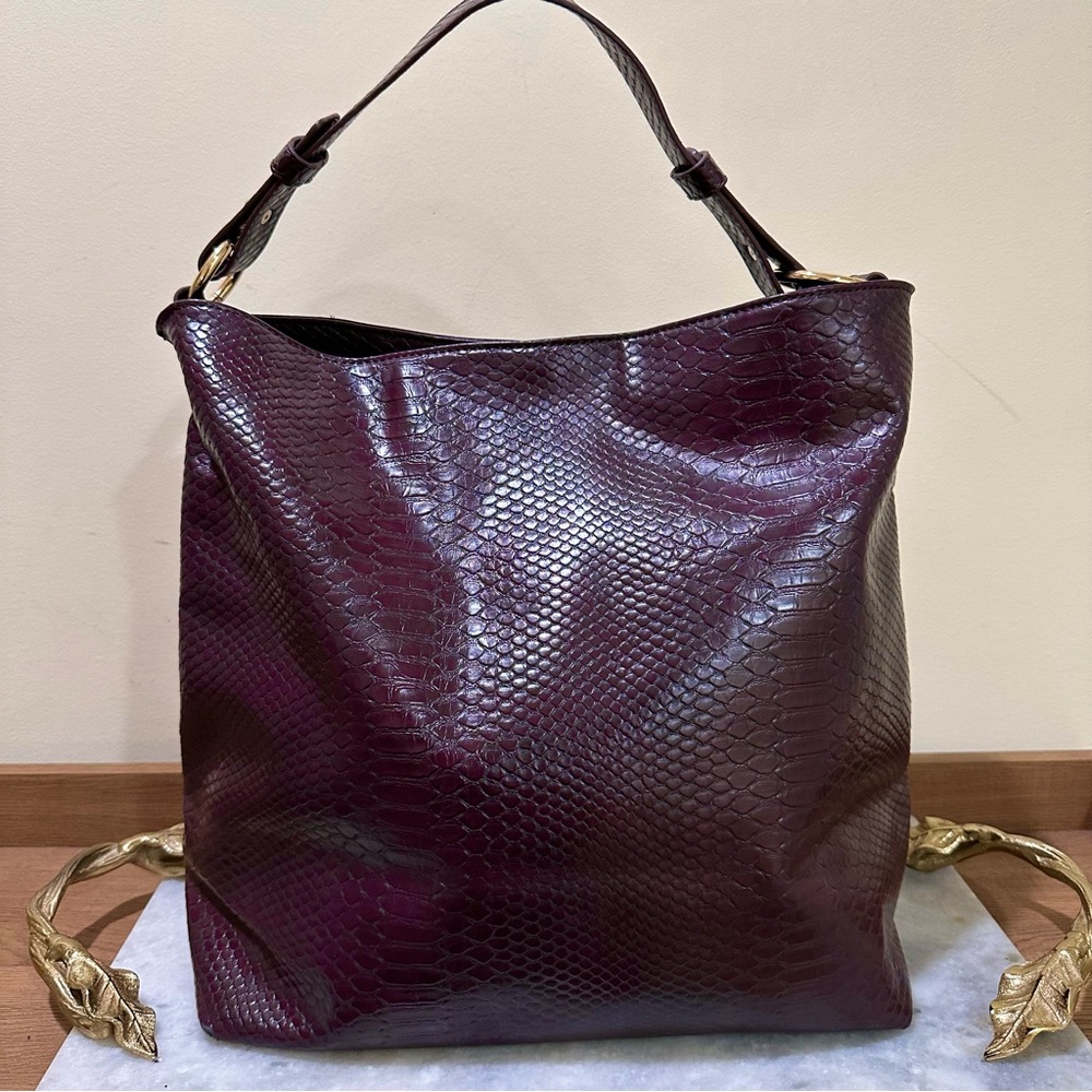 Chic Burgundy Snake-Embossed Shoulder Bag
